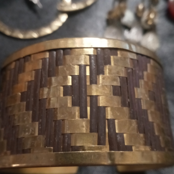 Chevron Cuff & 3 pairs of earrings Distressed gold ,brass tone. Boho - Picture 5 of 7